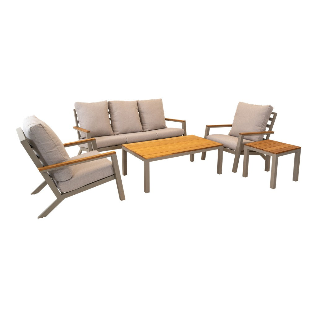 Loungeset met beige kussens: bank en 2 fauteuils met houten bijzet- en salontafel
