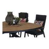 Driehoekige houten tafel met zwarte onderstel en donkergrijze stoelen met bloemenkussens