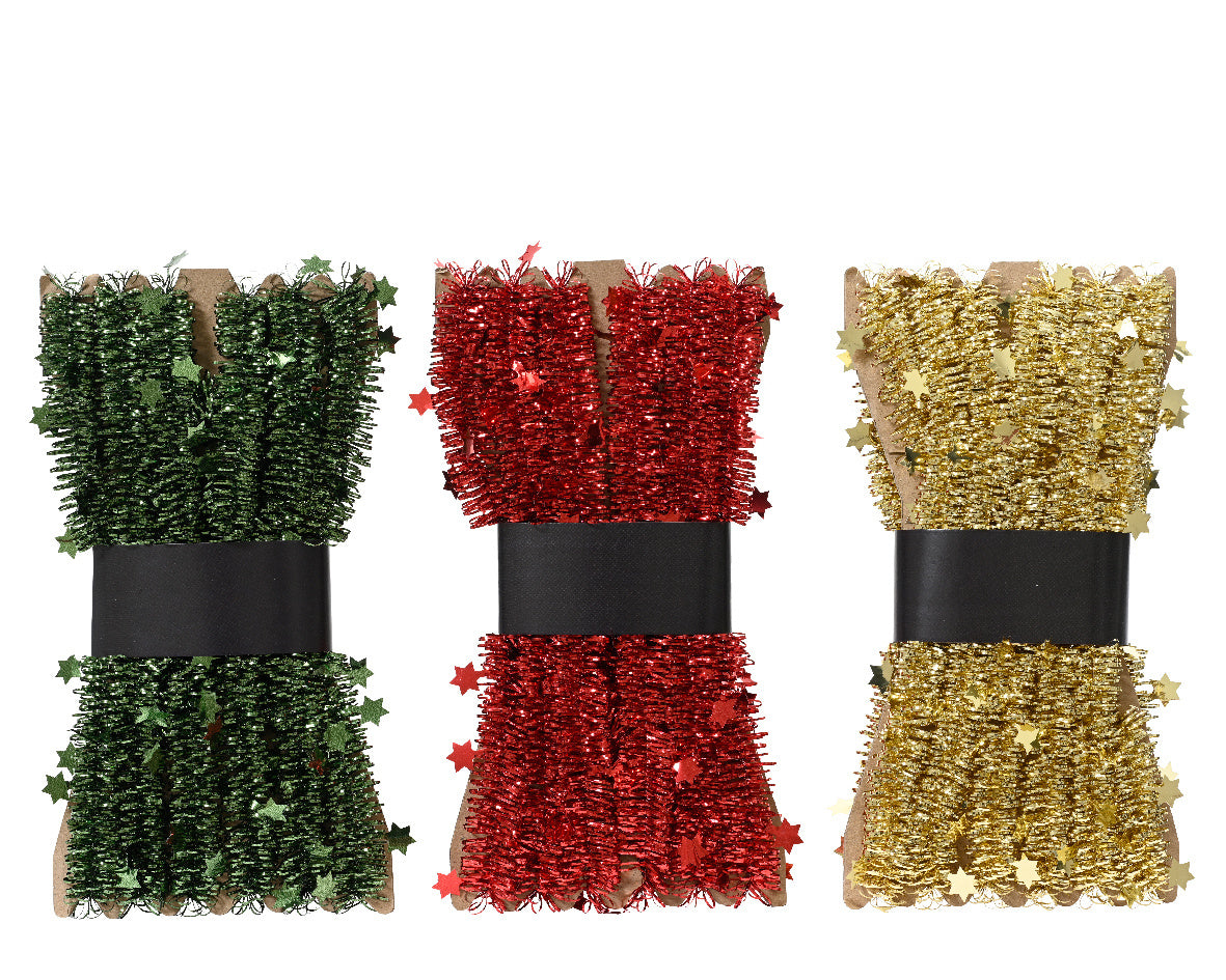 Lametta guirlande in drie kleuren: groen, rood en goud, in opgerolde secties.
