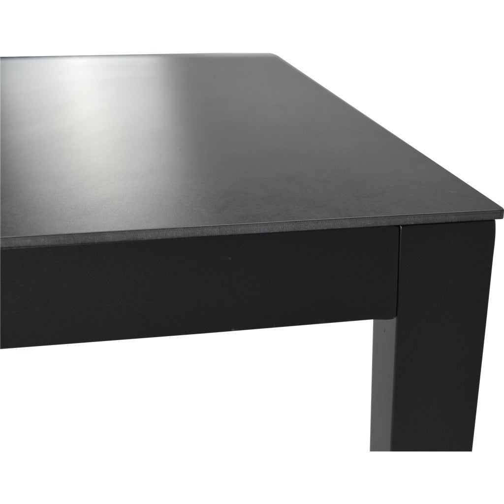 Donkere tafel met hoekdetail: donkergrijs blad en omlijsting met rechte poten.