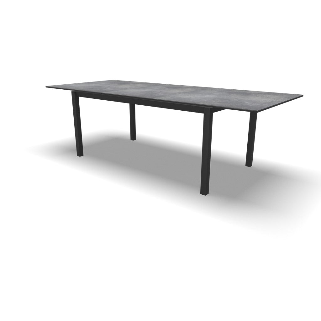 Uittrektafel in uitgeschoven stand, betonkleurig blad en donkere poten