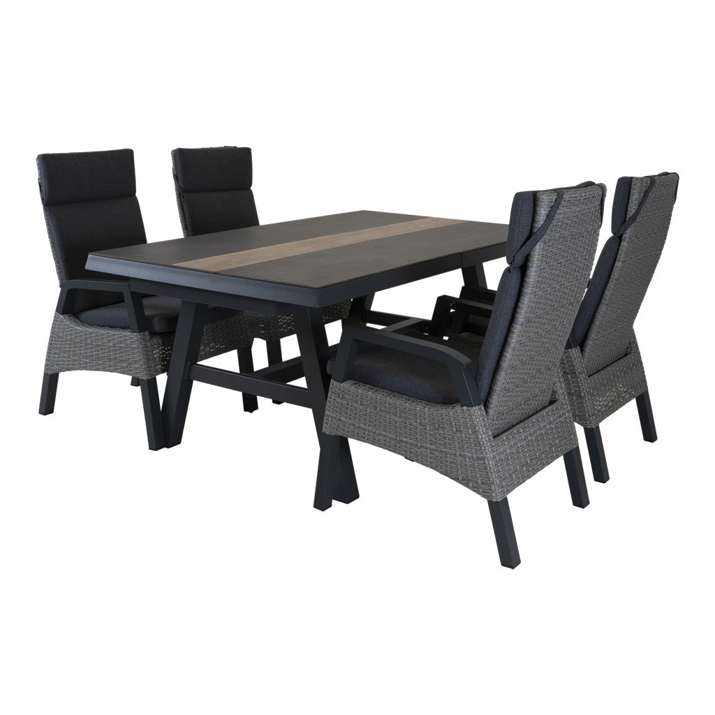 Uittrektafel met donker tafelblad en beige baan, zwarte poten, combinatie met stoelen.