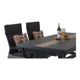 Uittrektafel met grijze stoelen en bloemenkussens, tafel met fles en glazen