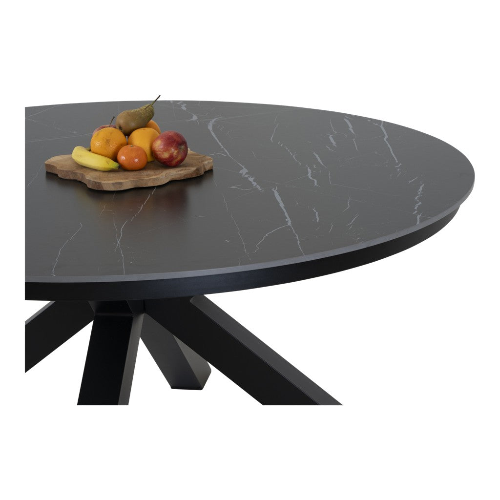 Ronde tafel donkergrijs met marmerlook blad en zwart onderstel, fruit op schoteltje