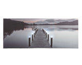 LED-canvas met print van steiger over water en lichtende palen