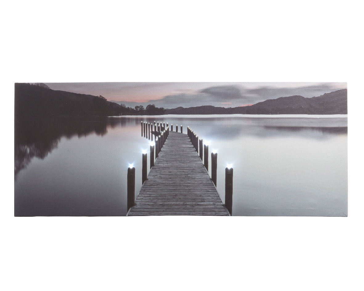 LED-canvas met print van steiger over water en lichtende palen