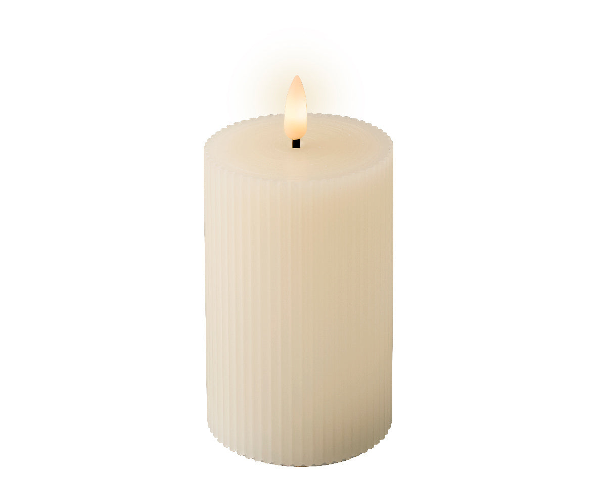 Witte LED-kaars in cilinder met brandende vlam
