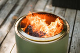 Deepolive vuurkorf met staander, open vlammen in de metalen verbrandingsring