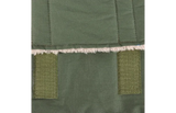 Verstevigde band- en voeringsdetails onderaan groene winterjas