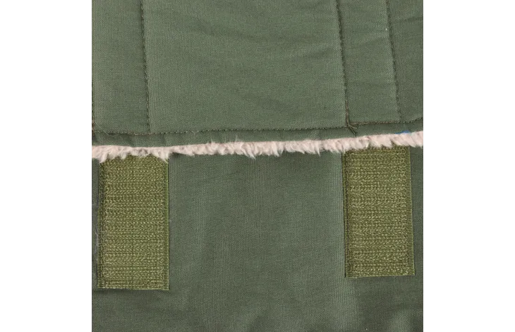 Verstevigde band- en voeringsdetails onderaan groene winterjas