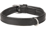 Gevoerde zwarte halsband met metalen D-ring en verstelband, zichtbaar stiksels