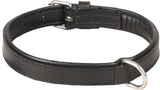 Zwart gevoerde halsband met verstelbare bandlus en brede D-ring.