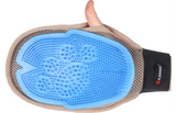 Massagehandschoen met blauwe noppen, beige voering en duimlus zichtbaar