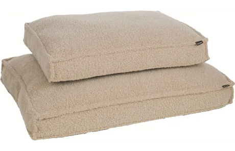 Twee rechthoekige beige kussens in verschillende formaten, met lusachtige stof