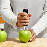 Appelboor in gebruik: metalen boor voor appel, zwarte handgreep