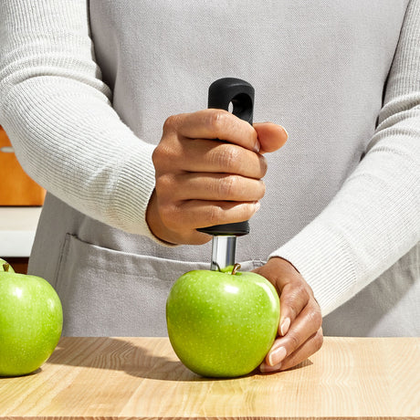 Appelboor in gebruik: metalen boor voor appel, zwarte handgreep