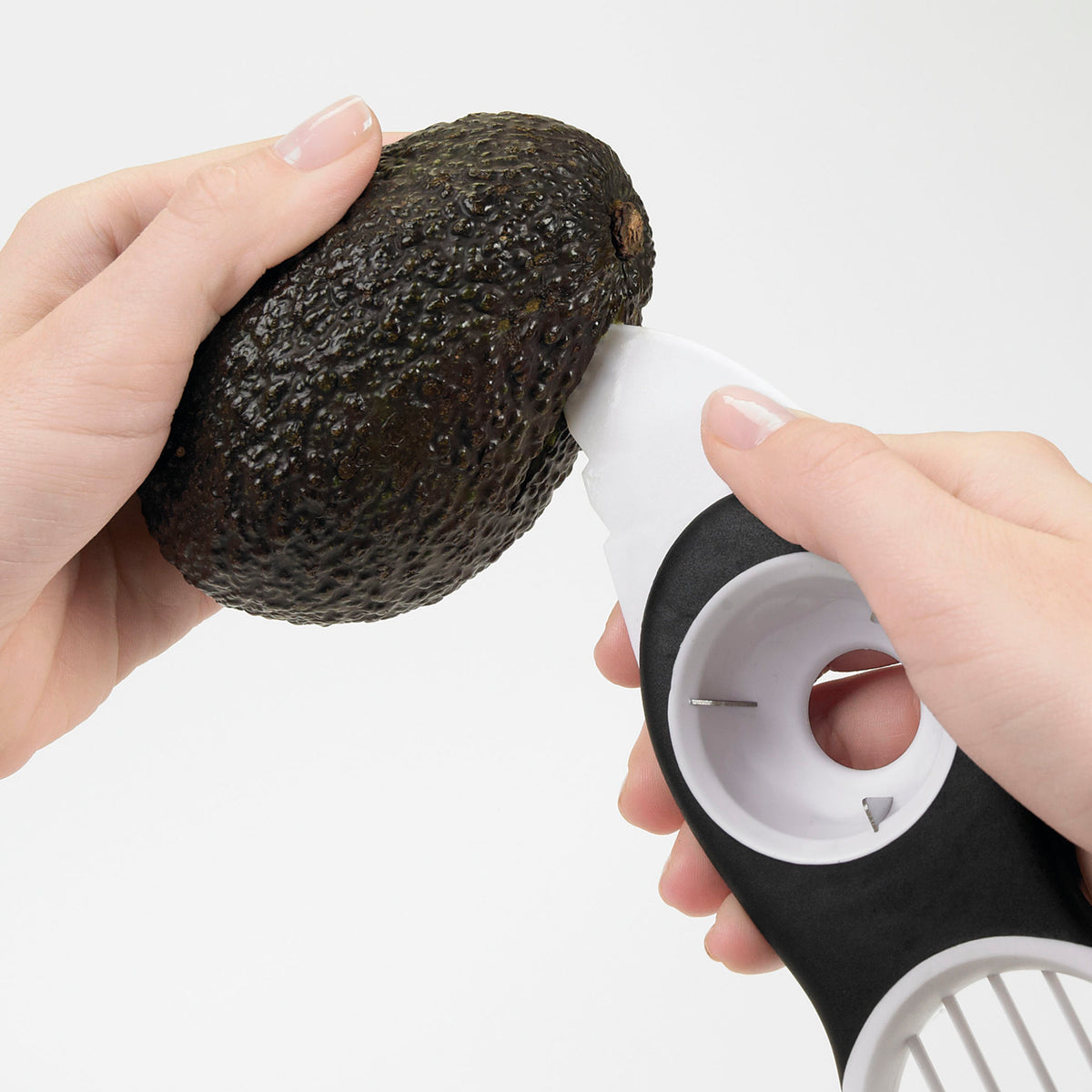 Avocadosnijder 3-in-1 met ronde schijf met gat en witte snijpunten.