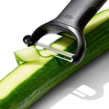 OXO dunschiller Y-model met snijblad op komkommer; schil in slierten