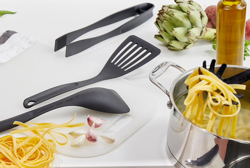 GastroMax nylon spatels met sleuven op tafel tijdens het koken