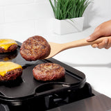 Houten spatel om hamburgers om te draaien op grill, lange steel