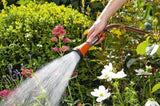 GARDENA sproeikop in gebruik: zachte waterstraal over tuinplanten