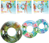 Opblaasbare zwemband set op verpakking: palmenprint, flamingo’s en tropische bloemen