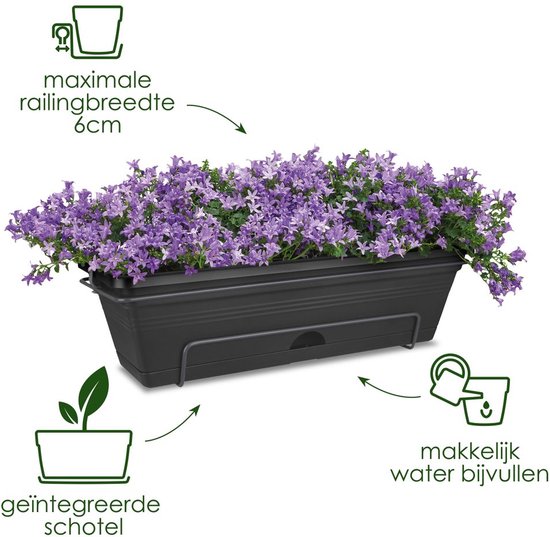 Zwarte balkonbak met ingebouwde schotel, gevuld met paarse bloemen.