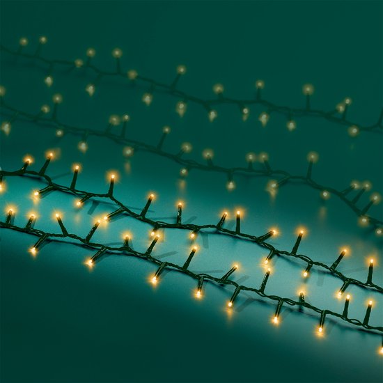Compacte lichtslinger met warmwitte LED-bollen op donker groene kabel, detail