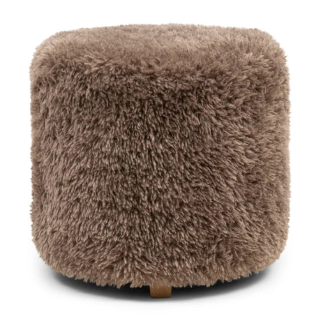 Rivièra Maison Bowery poodlepoef in taupe met hoogpolige bekleding en houten voetje