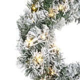 Detail kerstkrans: zilveren besneeuwde takken met warmwitte lichtjes