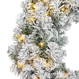 LED-kerstkrans, close-up van witte kunsttakken met warme lichtjes