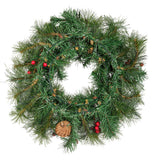 Groene kerstkrans met sneeuwlook, rode bessen en dennenappels