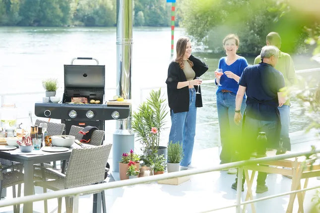 Grafiet barbecue met open deksel op terras