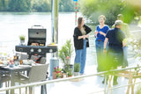 Grafiet barbecue met open deksel op terras