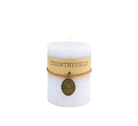 Lichtblauwe Countryfield kaars met gouden band en hangende medaille