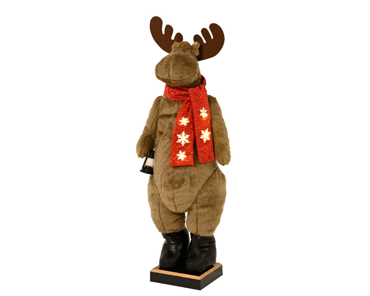 Pluche elandfiguur met rode sjaal, antlers en zwarte laarzen