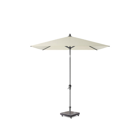 Ecru parasol met metalen frame, staander en ronde knop op voetplaat.