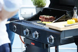 Grafiet barbecue met biefstuk en plakjes groente op het grillrooster
