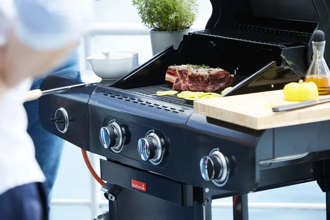 Grafiet barbecue met biefstuk en plakjes groente op het grillrooster