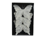 Zilverwitte vlinderveer met glitter, op clip met twee bevestigingspunten.