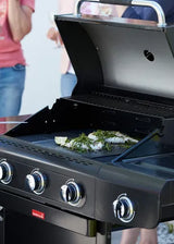 Barbecook grafiet gasbarbecue met open deksel, gegrilde groenten en knoppen aan de voorkant