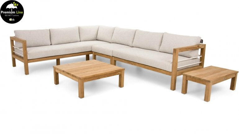 Loungebank met hoekopstelling, lichtgrijze kussens, houten frame en salontafel