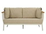 Beige loungebank met houten armleuningen en rechte poten
