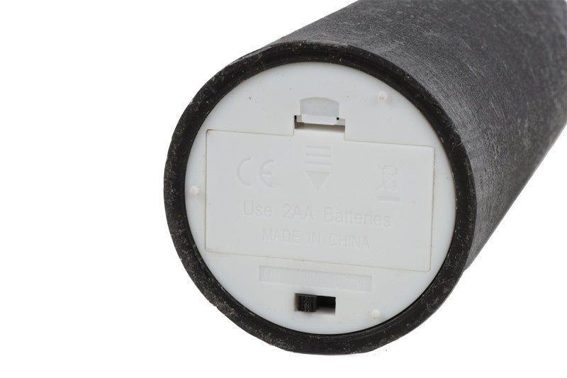 Onderzijde van witte LED-stompkaars met batterijvak en schakelaar