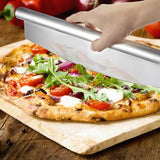 Pizzamsnijblad RVS boven belegde pizza op houten plank