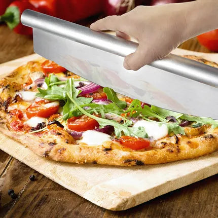 Pizzamsnijblad RVS boven belegde pizza op houten plank