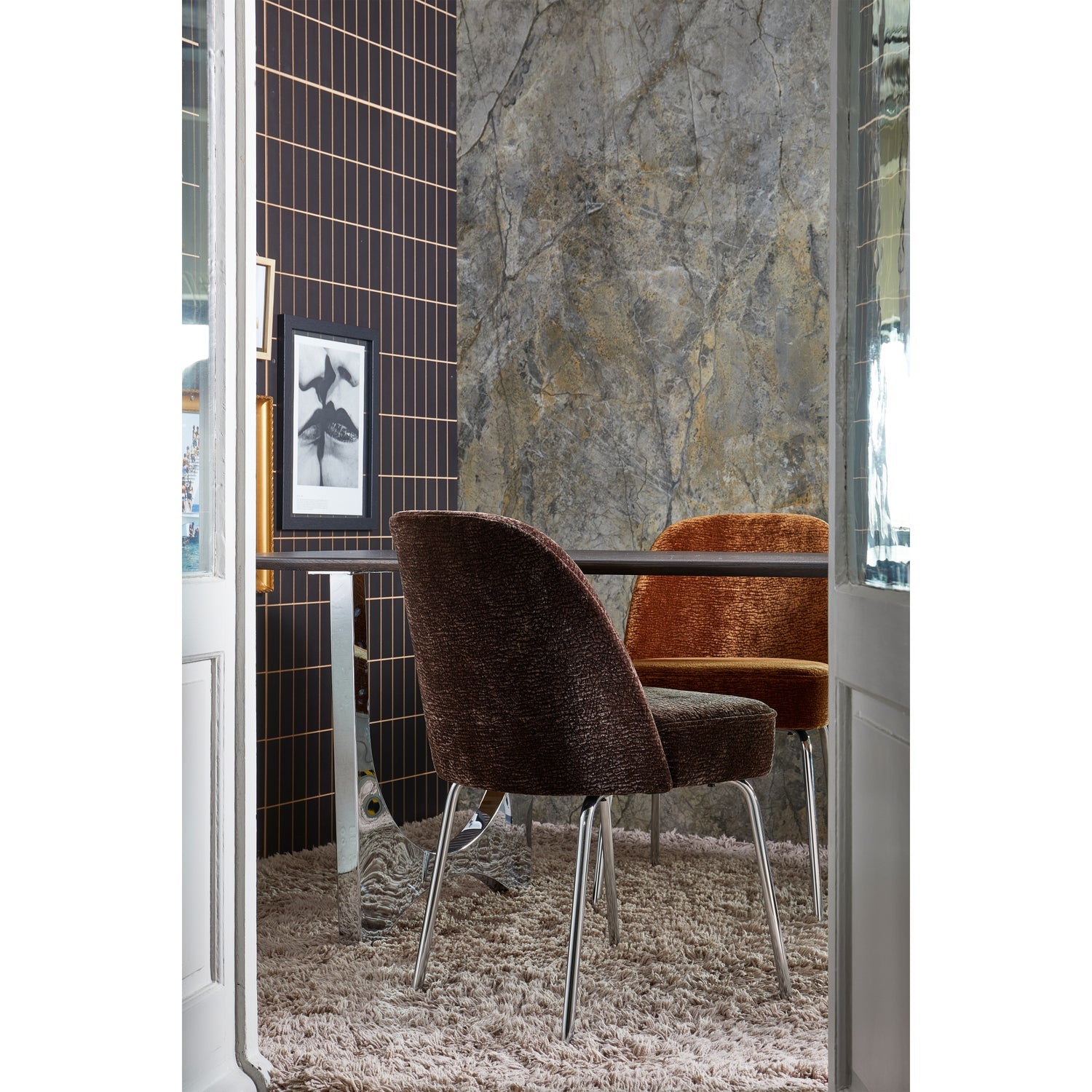 VOGUE EETKAMERSTOEL 3D CHENILLE DONKERBRUIN CHROME POOT