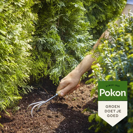 Pokon mestzak voor coniferen en taxus, in gebruik in een tuinbed
