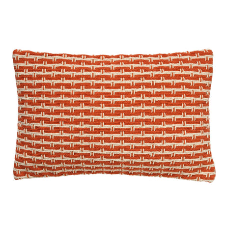 Katoenen sierkussen met oranje basis en wit geometrisch weefpatroon, met franjerand