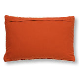 Oranje sierkussen met gladde stof en licht gekreukelde look, rechthoekig